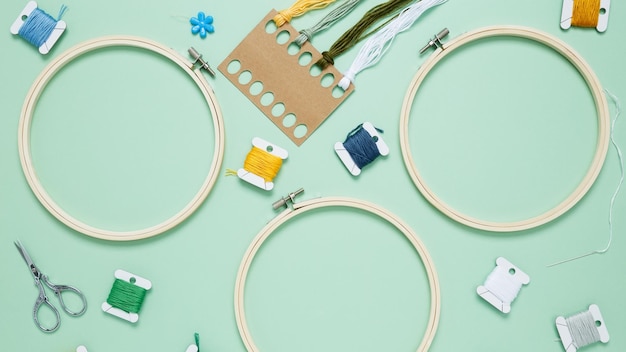 Zestaw do haftu z mulinami i tamborkiem