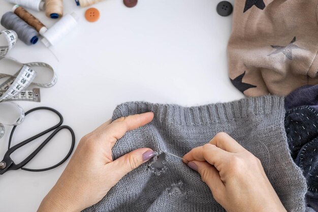 Artystka haftująca wzór